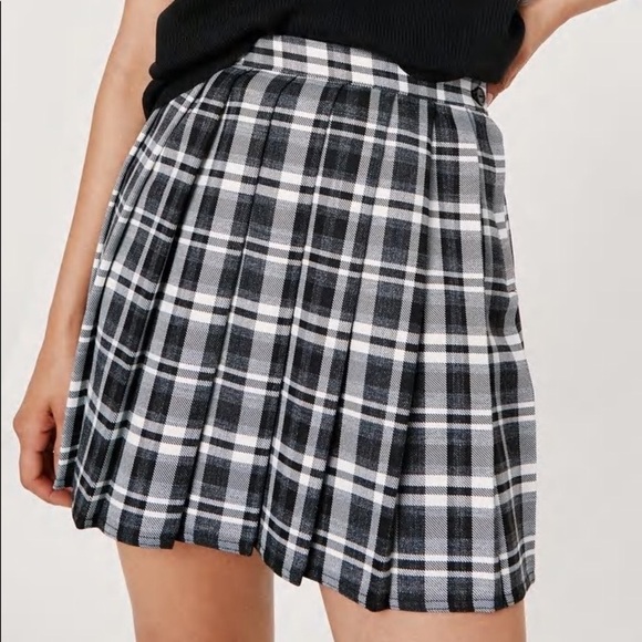 Nasty Gal Check Pleated Relaxed Mini Skirt size 10 New with Tags - Picture 3 of 5